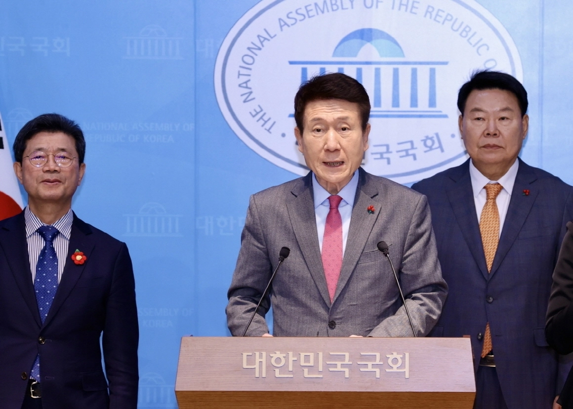 범정부 차원의 철강산업 위기 대응을 촉구하는 이강덕 포항시장(가운데). 포항시 제공