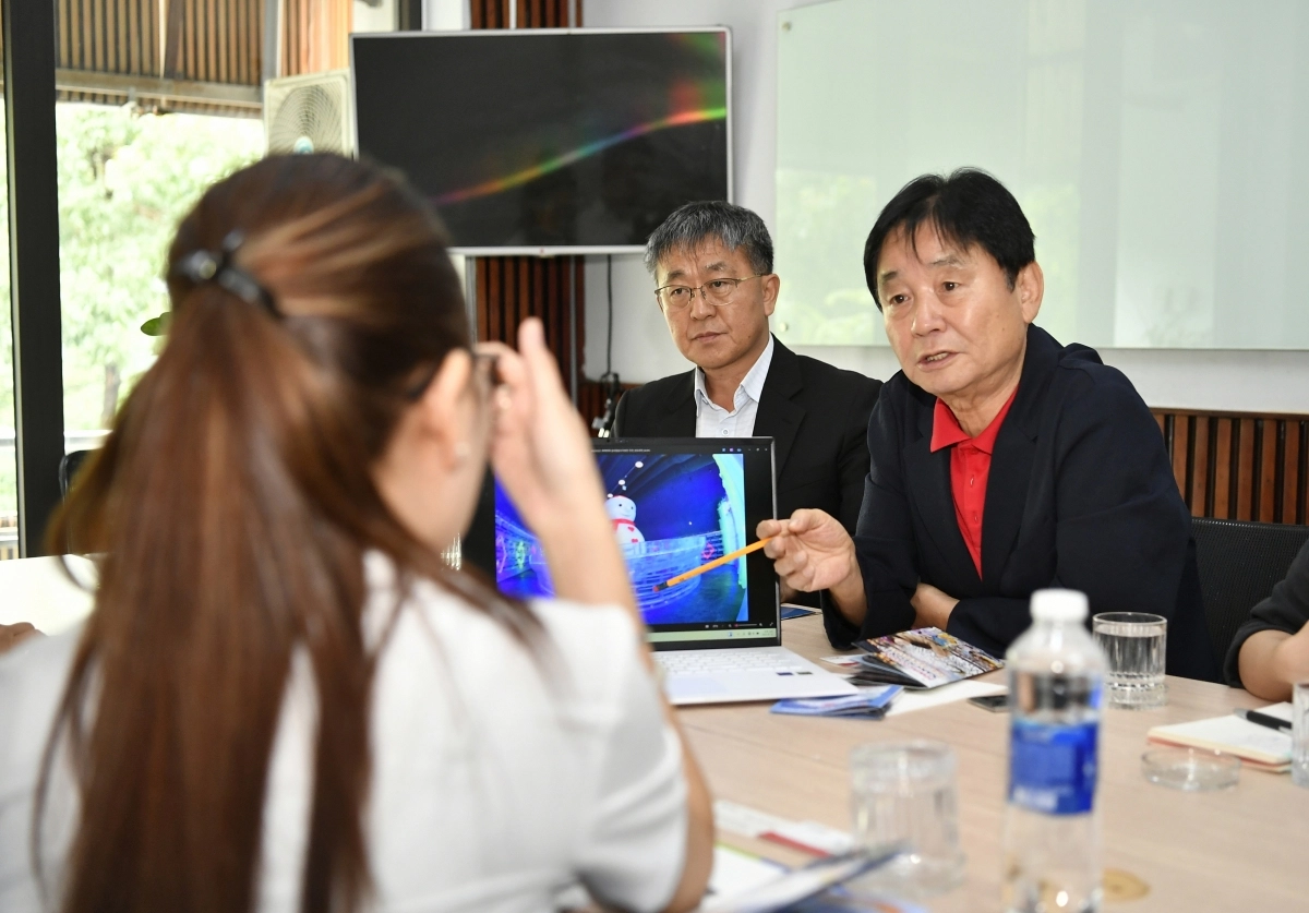 최문순(오른쪽) 강원 화천군수가 11월 10일 베트남 다낭의 한 여행사를 방문해 산천어축제를 홍보하고 있다. 화천군 제공