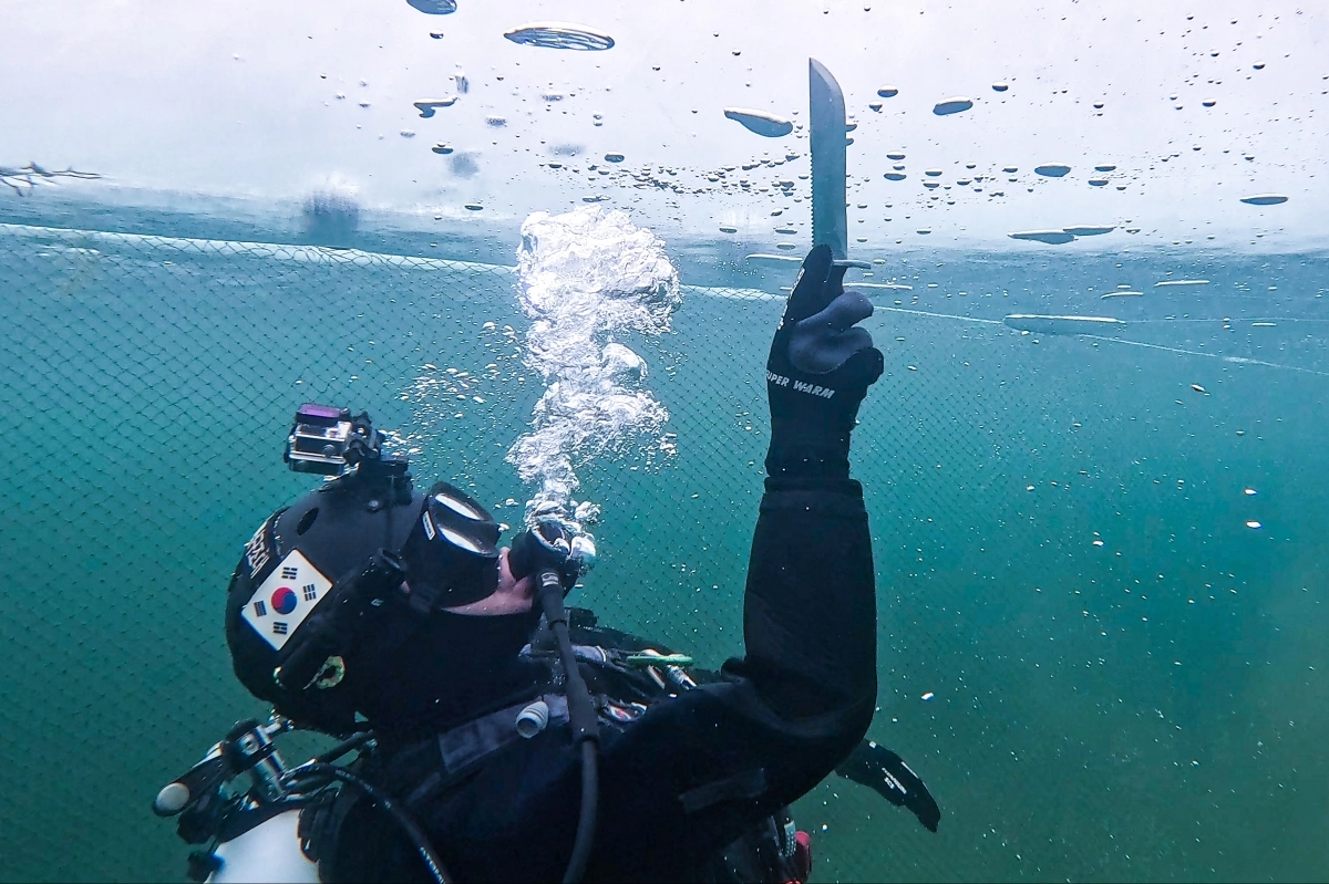 강원 화천 산천어축제 운영진은 축제장인 화천천 수중에 점검반 투입해 결빙 상태를 수시로 확인하고 있다. 사진은 지난 4일 점검 모습. 화천군 제공