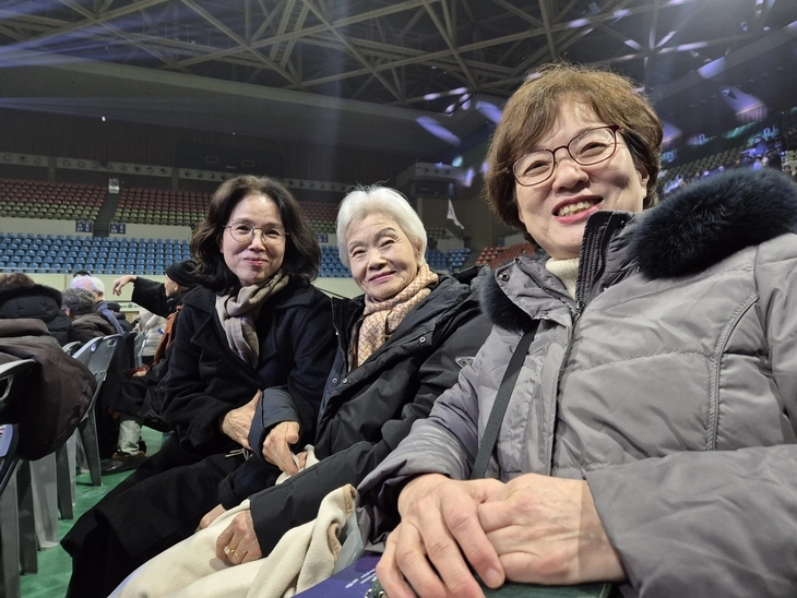 지난 13일 서울 성동구 한양대 올림픽체육관에서 열린 민주화실천가족운동협의회(민가협) 창립 40주년 기념 행사에 참석한 이청자(84·가운데) 민가협 초대 공동대표와 딸 이춘(62·오른쪽)씨. 반영윤 기자