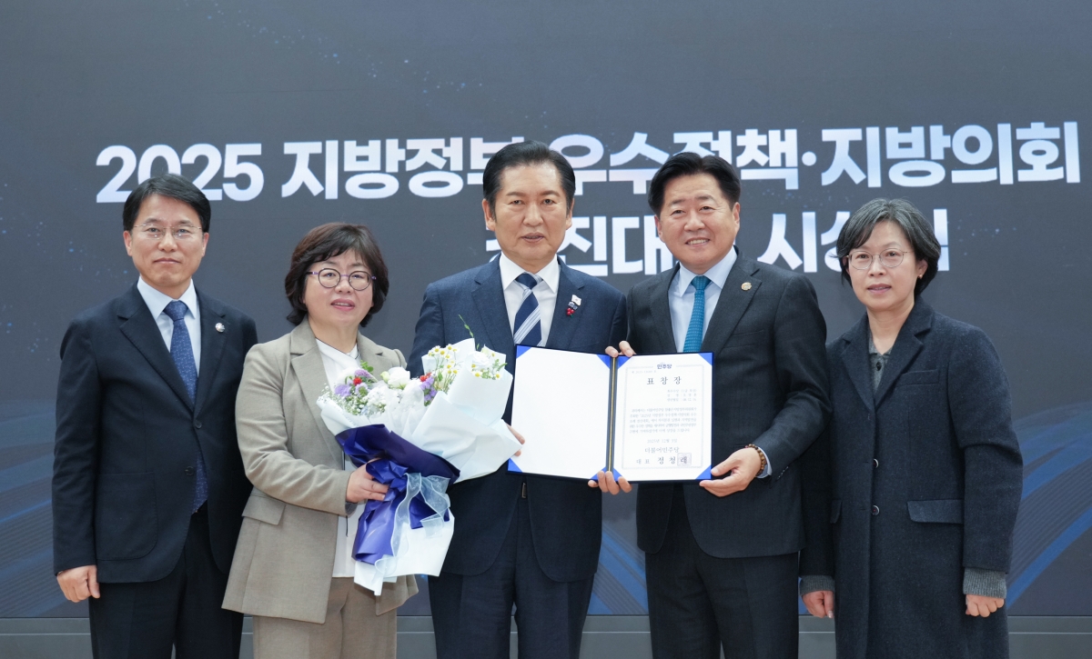 제주도가 14일 국회 의원회관에서 열린 더불어민주당 주관 ‘2025 지방정부 우수정책·지방의회 우수조례 경진대회’에서 광역자치단체 부문 최우수상을 수상했다.