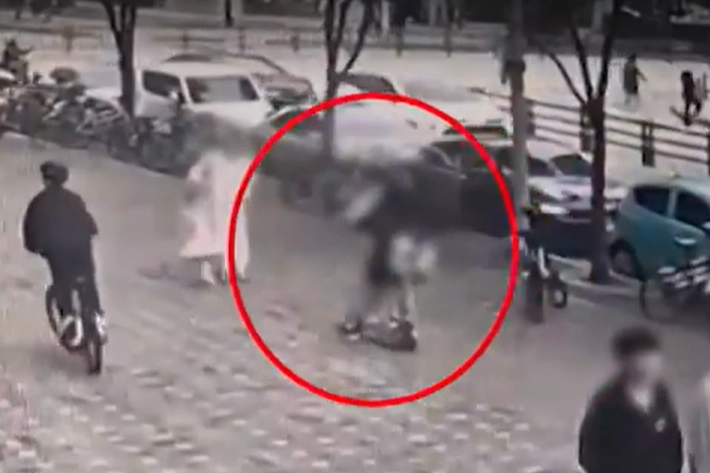 지난 10월 18일 오후 4시 37분쯤 연수구 송도동의 한 인도에서 30대 여성 A씨가 중학생 B양 등 2명이 타던 전동킥보드(붉은 원)에 치였다. MBC 보도화면 캡처