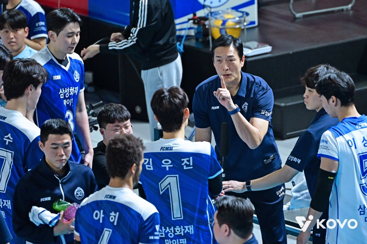 김상우 삼성화재 감독이 14일 대전 충무체육관에서 열린 우리카드와의 경기 작전타임에 선수들에게 지시하고 있다. 한국배구연맹 제공