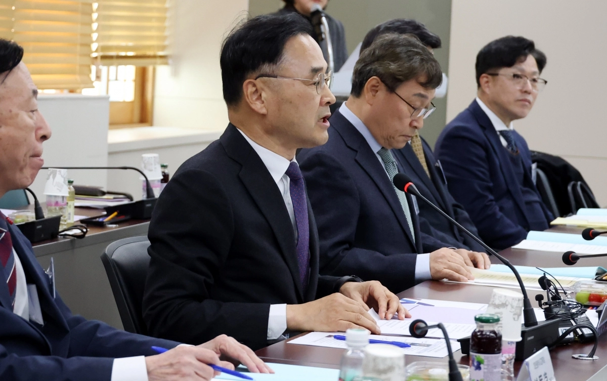 발언하는 차정인 국교위원장