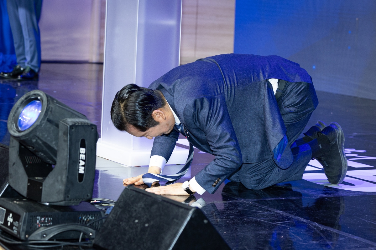 당원 향해 큰절하는 정청래 대표