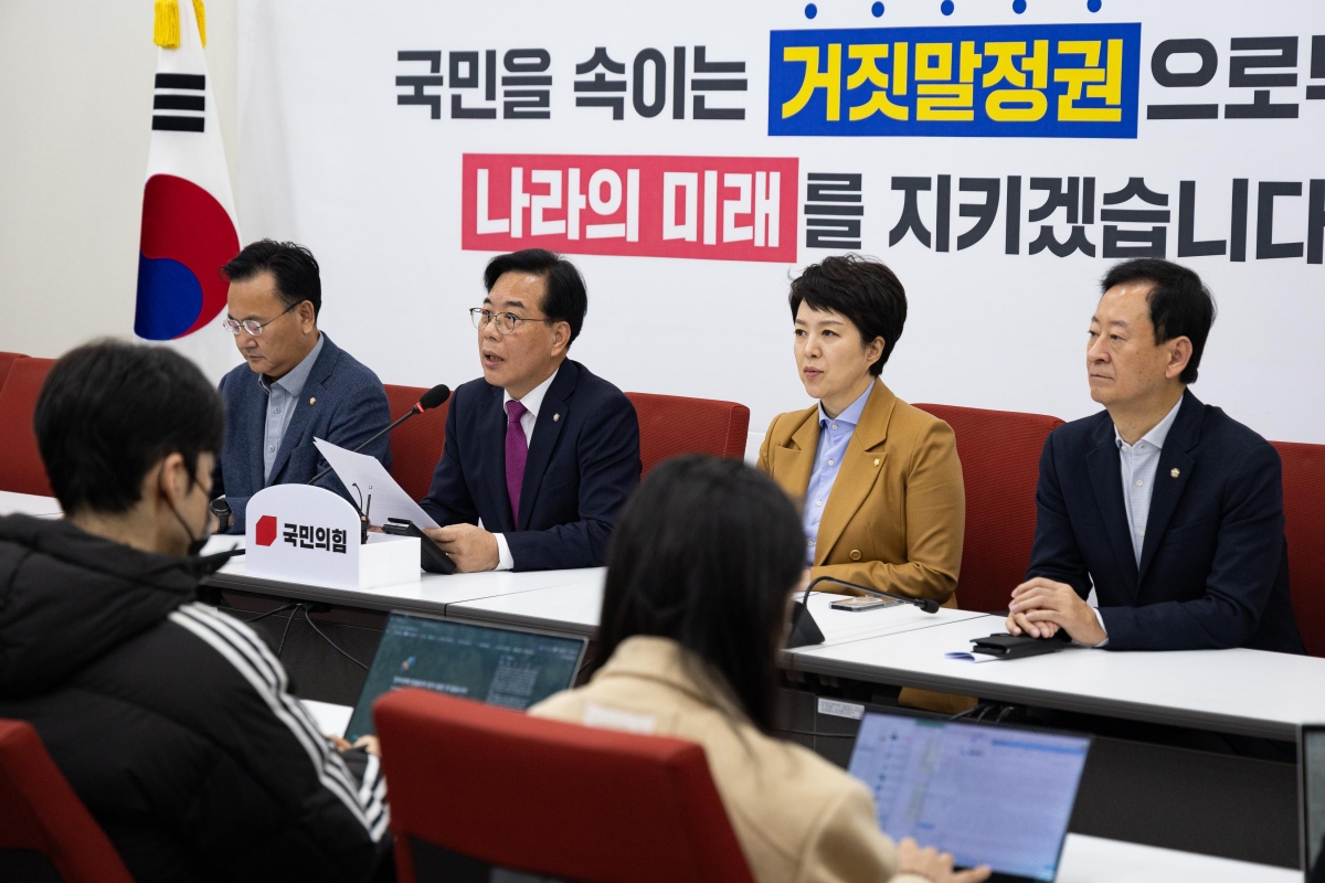 송언석 국민의힘 원내대표가 14일 국회에서 기자간담회를 열고 모두 발언을 하고 있다. 왼쪽부터 국민의힘 유상범 원내운영수석부대표, 송 원내대표, 김은혜 원내정책수석부대표, 최은석 원내수석대변인. 뉴스1