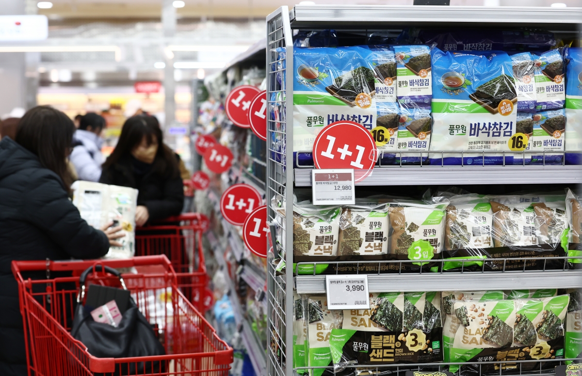14일 서울 시내 한 대형마트에서 외국인 관광객들이 김을 고르고 있다. 미국은 자국 소비자들의 입맛을 사로잡은 한국산 조미김에 대해 무관세 수입을 결정했다. 뉴스1