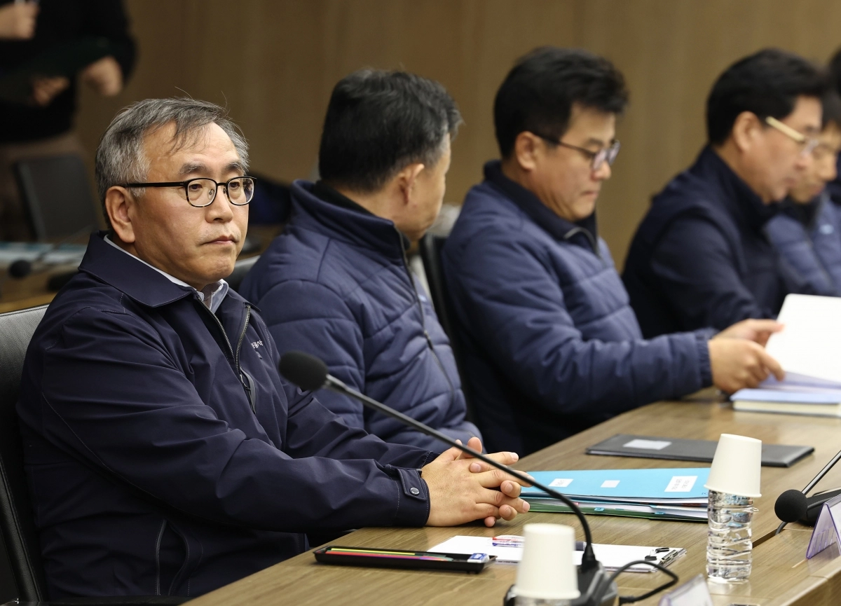 한영희 서울교통공사 기획본부장(사장 직무대행) 등 서울교통공사 임원들이 지난 11일 서울 성동구 서울교통공사 본사에서 열린 본사에서 열린 서울지하철 노사 임금교섭 본회의에 참석하고 있다. 뉴스1