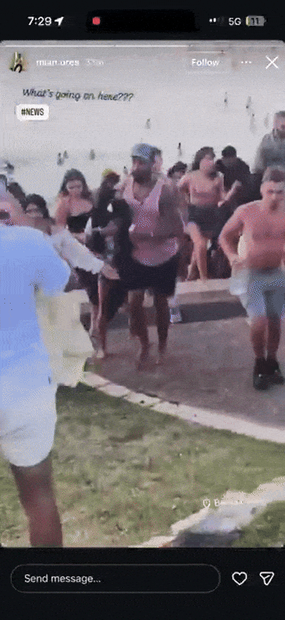 14일(현지시간) 호주ABC방송에 따르면 이날 오후 6시 45분쯤 본다이 비치에서 괴한 2명이 해변객을 상대로 총기를 무차별 난사했다. 사진은 대피하는 해변객. 2025.12.4 엑스