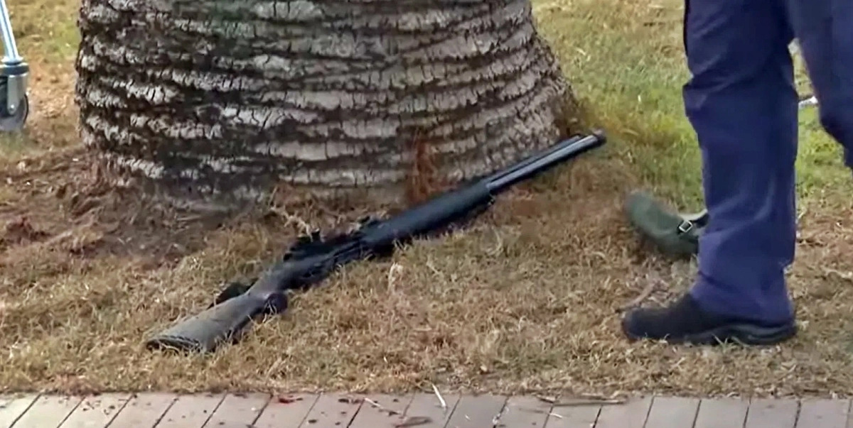 14일(현지시간) 호주ABC방송에 따르면 이날 오후 6시 45분쯤 본다이 비치에서 괴한 2명이 해변객을 상대로 총기를 무차별 난사했다. 사진은 현장에서 발견된 산탄총. 2025.12.4 호주ABC 방송