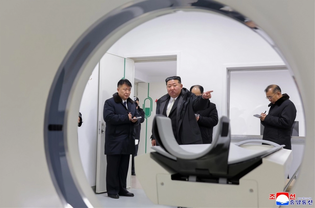 北 두 번째 지방병원 둘러보는 김정은