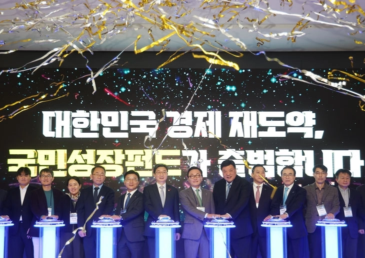 11일 서울 여의도 산업은행에서 열린 국민성장펀드 출범식에서 박상진(왼쪽 다섯번째부터) 한국산업은행 회장, 이억원 금융위원장, 박현주 미래에셋 회장, 서정진 셀트리온 회장 등이 출범 기념 축포 세리머니를 하고 있다. 서울신문DB