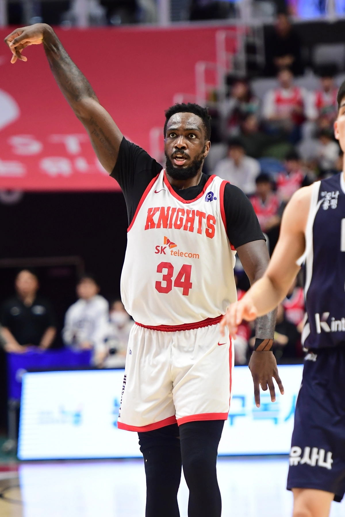 자밀 워니가 14일 경기 수원 kt 소닉붐 아레나에서 열린 서울 SK와 수원 kt와의 경기에서 슛을 던진 후 바라보고 있다. 한국농구연맹 제공
