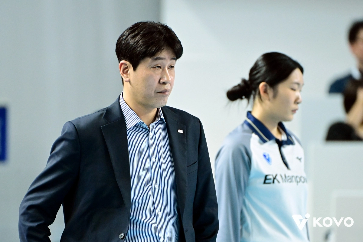 한국도로공사 김종민(오른쪽) 감독이 14일 경북 김천체육관에서 열린 IBK기업은행과의 경기를 지켜보면서 생각에 잠겨 있다. 한국배구연맹 제공