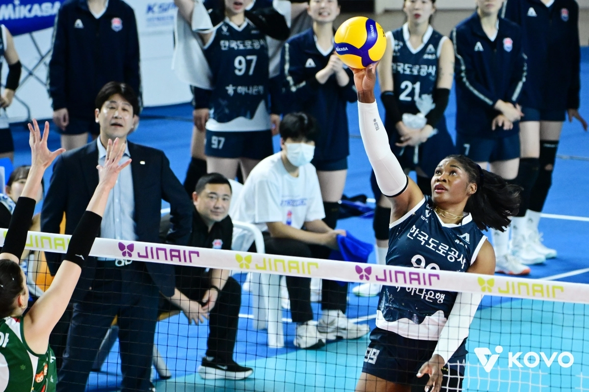 한국도로공사의 레티치아 모마 바소코가 14일 경북 김천실내체육관에서 열린 여자 프로배구 IBK기업은행 알토스와의 경기에서 수비를 뚫고 스파이크하고 있다. 모마는 이날 양 팀 최다인 35득점을 기록하며 팀 승리를 이끌었다. 한국배구연맹 제공