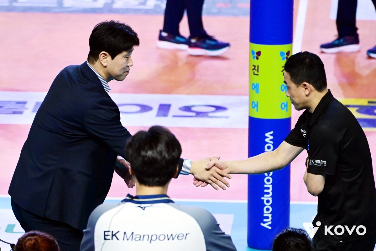 한국도로공사 김종민(왼쪽) 감독이 14일 경북 김천체육관에서 열린 IBK기업은행과의 경기에서 승리한 뒤 권오현 감독대행과 악수하고 있다. 이날 승리로 김 감독은 158승(143패)을 거두면서 이정철 SBS스포츠 해설위원(전 IBK기업은행 감독)을 제치고 역대 여자부 감독 최다승 1위 기록을 세웠다. 한국배구연맹 제공
