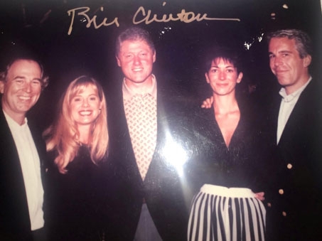 12일(현지시간) 공개된 사진에서 빌 클린턴(가운데) 전 미국 대통령이 엡스타인(오른쪽 첫 번째)과 엡스타인의 여자친구이자 성범죄를 공모한 길레인 맥스웰(두 번째) 등과 포즈를 취하고 있다. 로이터 연합뉴스