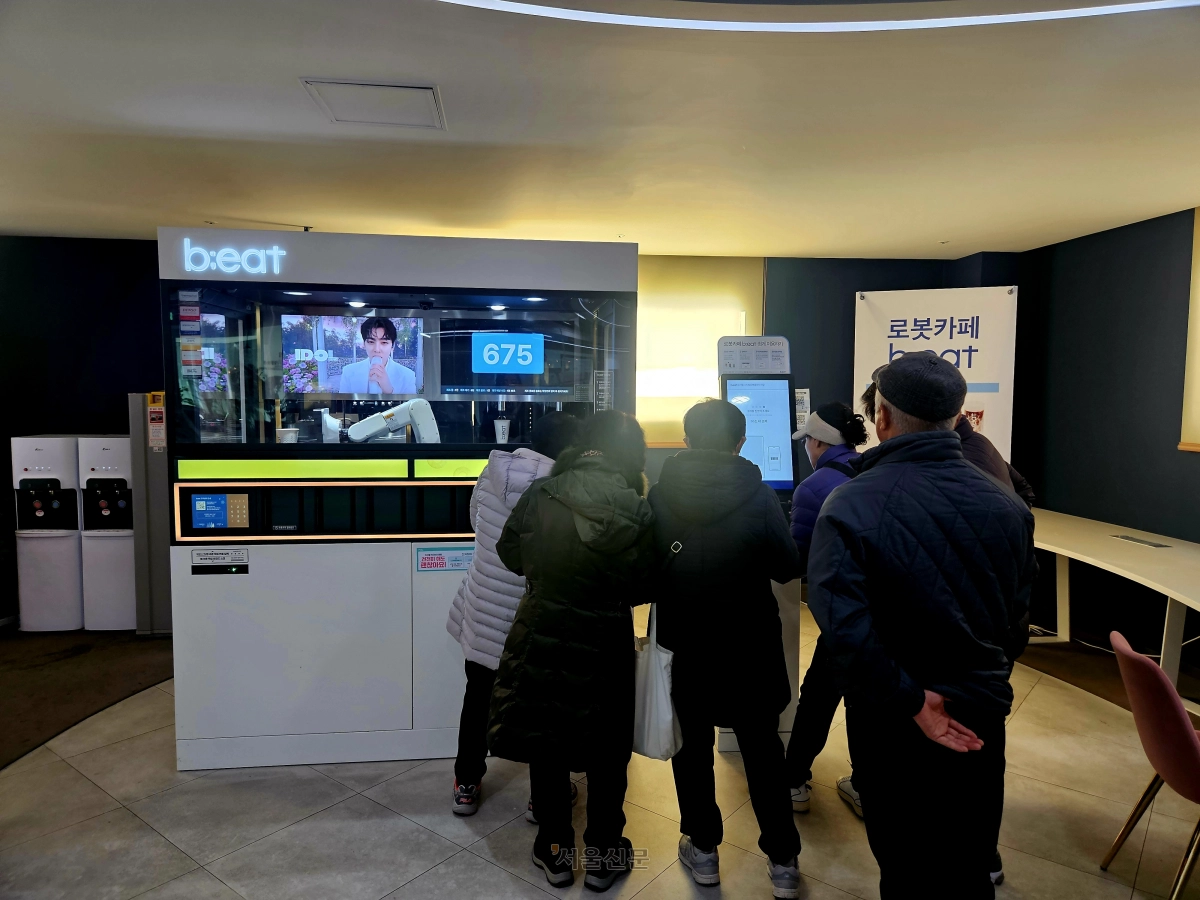 서울 영등포구 ‘서울디지털동행플라자 서남센터’에서 지난 4일 어르신들이 키오스크에서 커피를 주문하고 있다.