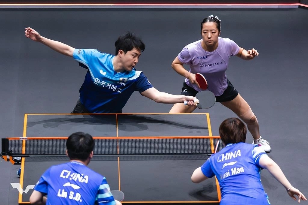 한국 탁구의 간판 신유빈과 짝을 이룬 혼합복식의 임종훈(왼쪽 두 번째)이 13일 홍콩에서 열린 월드테이블테니스(WTT) 왕중왕전인 ‘홍콩 파이널스 2025’ 혼합복식 결승 중국의 왕추친-쑨잉사 조와의 경기에서 볼을 받아 넘기고 있다. 중국을 꺾고 우승을 차지한 임종훈-신유빈 조는 2021년 WTT 파이널스가 창설된 이래 한국 선수로는 처음으로 대회 결승에 올라 우승을 차지하는 기쁨을 만끽했다. WTT 제공
