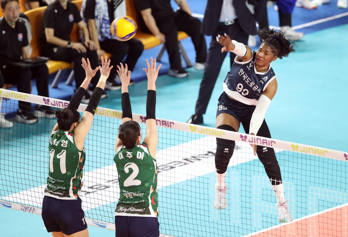 한국도로공사의 레티치아 모마 바소코가 14일 경북 김천실내체육관에서 열린 여자 프로배구 IBK기업은행과의 경기에서 수비를 뚫고 스파이크하고 있다. 모마는 이날 양 팀 최다인 35득점을 기록하며 팀 승리를 이끌었다. 김천 연합뉴스
