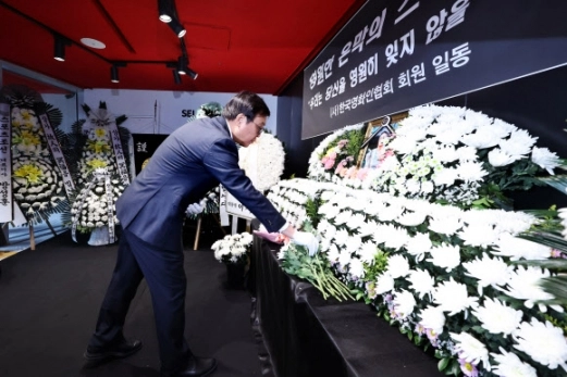 최휘영 문화체육관광부 장관이 14일 오후 서울 중구 충무로 서울영화센터에 마련된 원로배우 고 김지미 추모공간을 찾아 헌화하고 있다. 2025.12.14 <br>연합뉴스