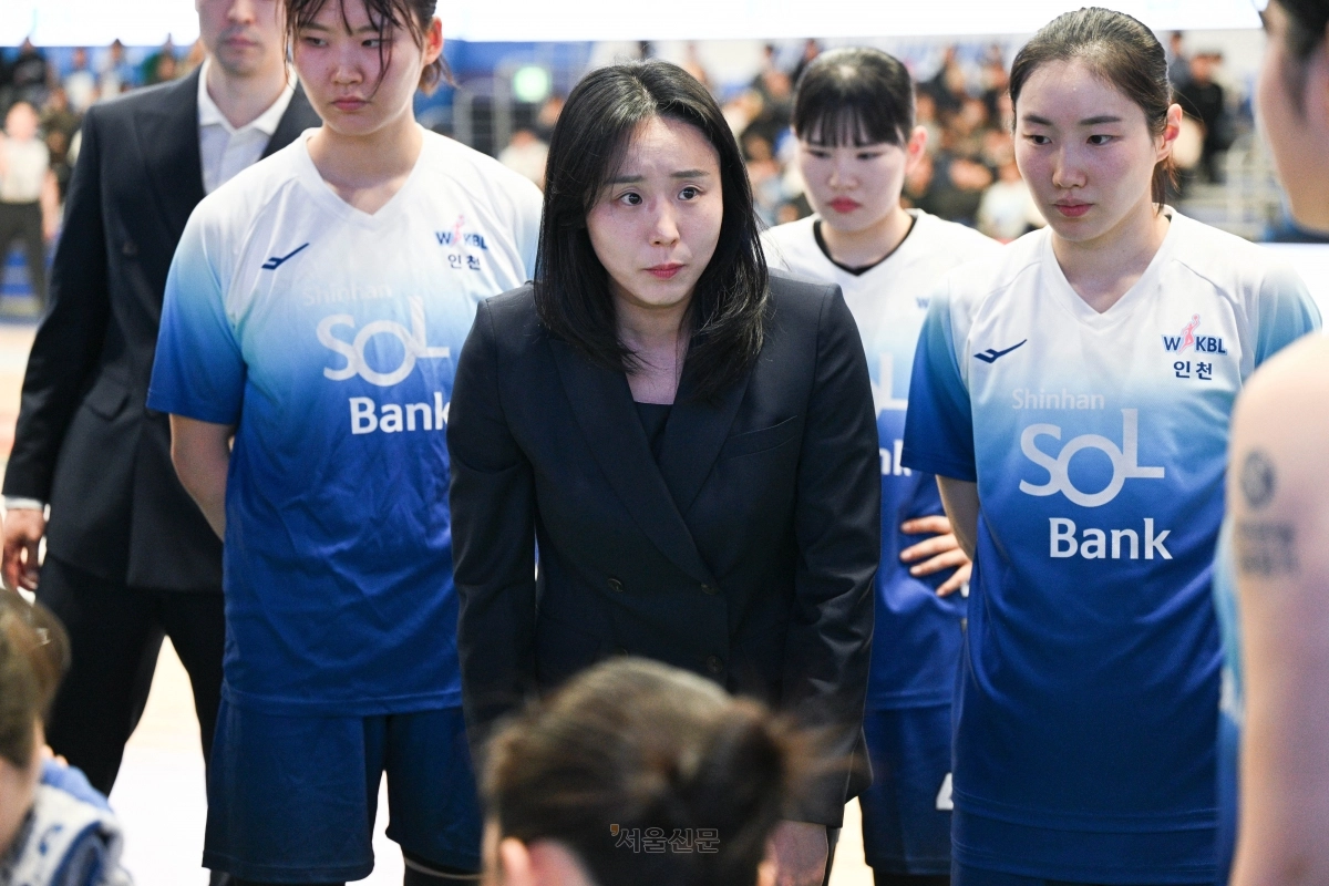 최윤아 인천 신한은행 감독이 14일 인천 도원체육관에서 열린 아산 우리은행과의 경기 도중 선수들에게 작전을 지시하고 있다. 2025.12.14 WBKL 제공