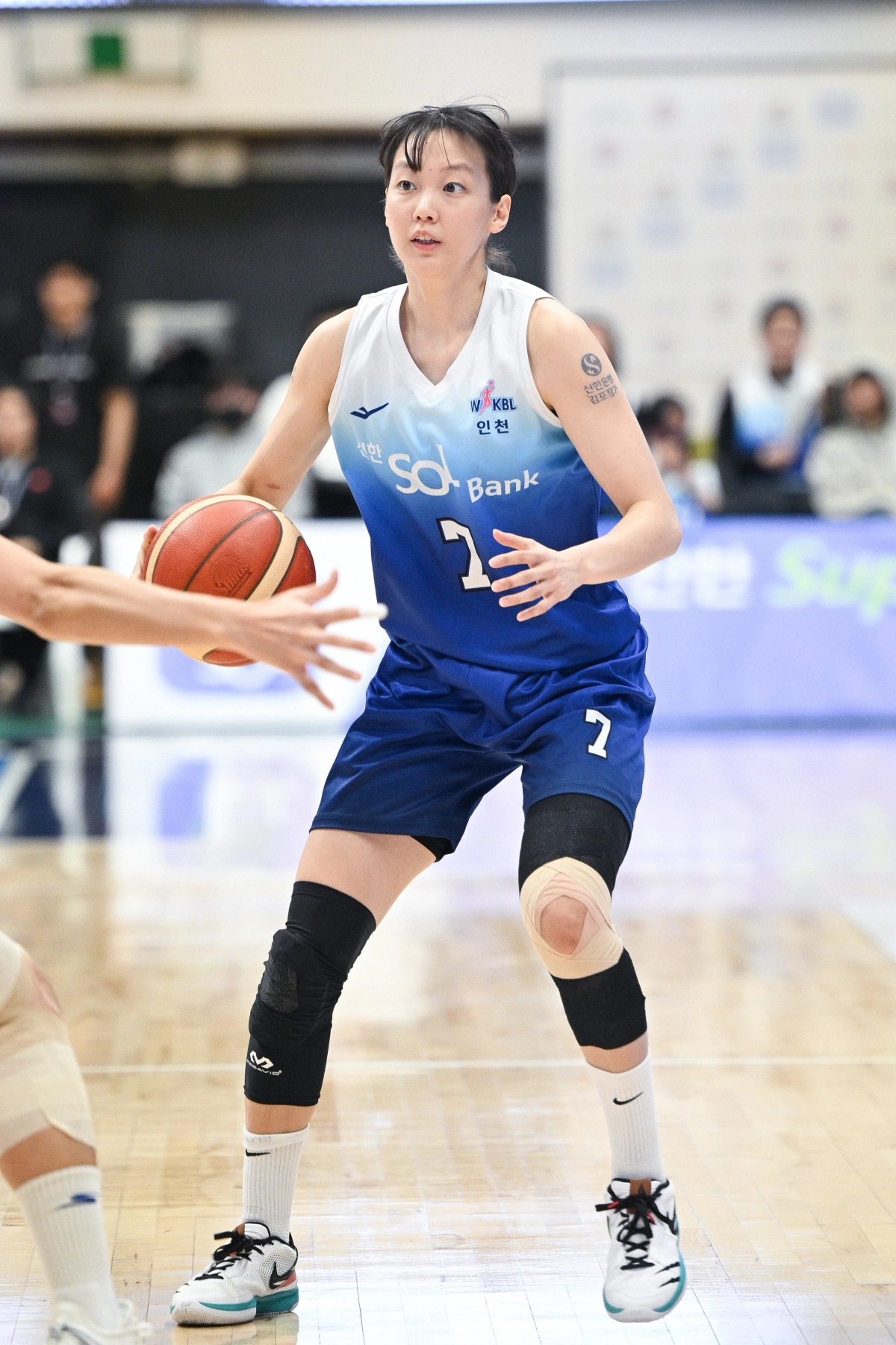 신지현이 14일 인천 도원체육관에서 열린 인천 신한은행과 아산 우리은행의 경기에서 드리블을 하고 있다. 이날 신지현은 8개의 3점슛을 던져 1개를 성공했다. 2025.12.14 WKBL 제공