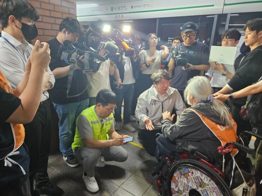 지난 5월 13일 전장연의 시청역 점거에 대해 항의하며 해산을 요청하는 문성호 서울시의원