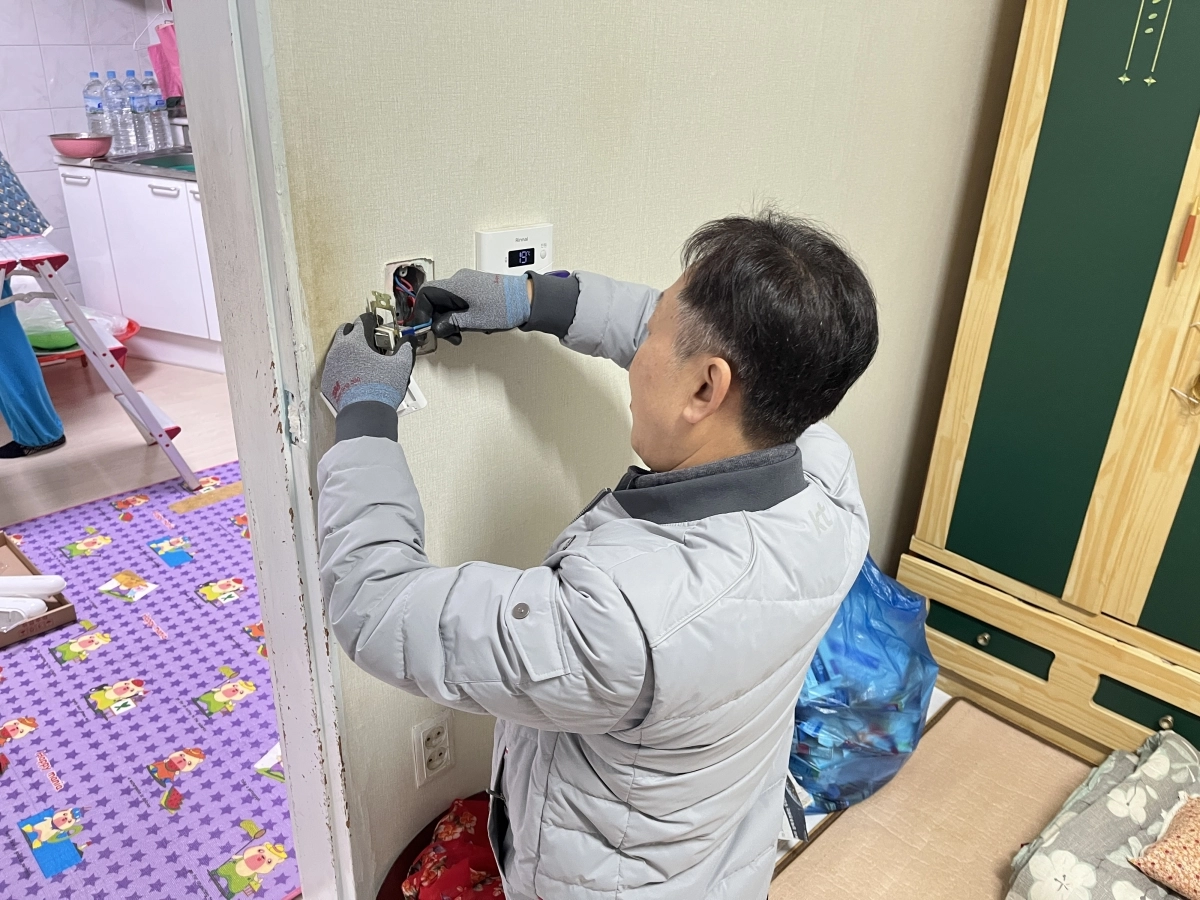 서울 마포구 빗물펌프장 직원들이 한 홀몸어르신 가정을 방문해 전기시설을 점검하고 있다. 마포구 제공