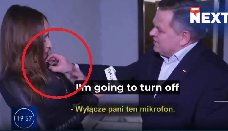 폴란드의 한 상원의원이 생방송 중 자신을 인터뷰하던 여성 기자의 옷깃에 달린 마이크를 갑자기 만지며 끄려고 시도한 장면이 포착돼 논란이 일고 있다. 엑스(X·옛 트위터)
