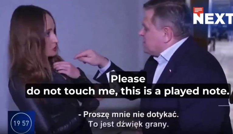 폴란드의 한 상원의원이 생방송 중 자신을 인터뷰하던 여성 기자의 옷깃에 달린 마이크를 갑자기 만지며 끄려고 시도한 장면이 포착돼 논란이 일고 있다. 엑스(X·옛 트위터)