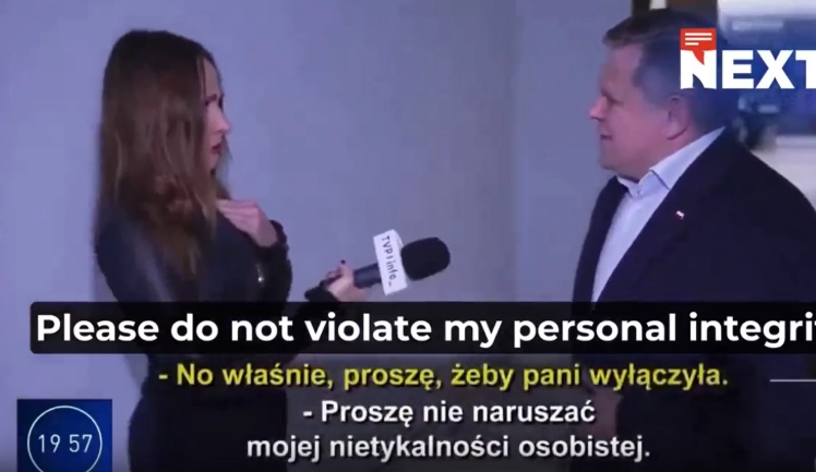 폴란드의 한 상원의원이 생방송 중 자신을 인터뷰하던 여성 기자의 옷깃에 달린 마이크를 갑자기 만지며 끄려고 시도한 장면이 포착돼 논란이 일고 있다. 엑스(X·옛 트위터)