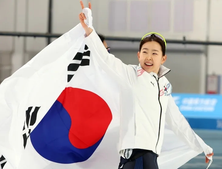 지난 2월 중국 하얼빈 헤이룽장 빙상훈련센터 스피드스케이팅 오벌에서 열린 동계아시안게임 스피드스케이팅 여자 500ｍ에서 우승한 김민선이 태극기 세리머니를 하고 있다. 연합뉴스
