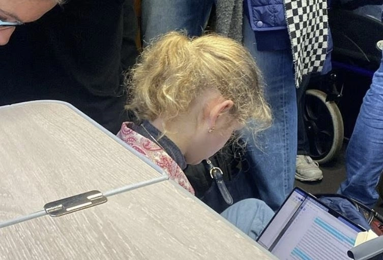 만원 열차 바닥에 앉아 홍차를 마시며 에세이를 쓰고 있는 레이디 루이스 윈저. 좌석을 구하지 못했지만 개의치 않는 모습이다. 데일리메일 캡처