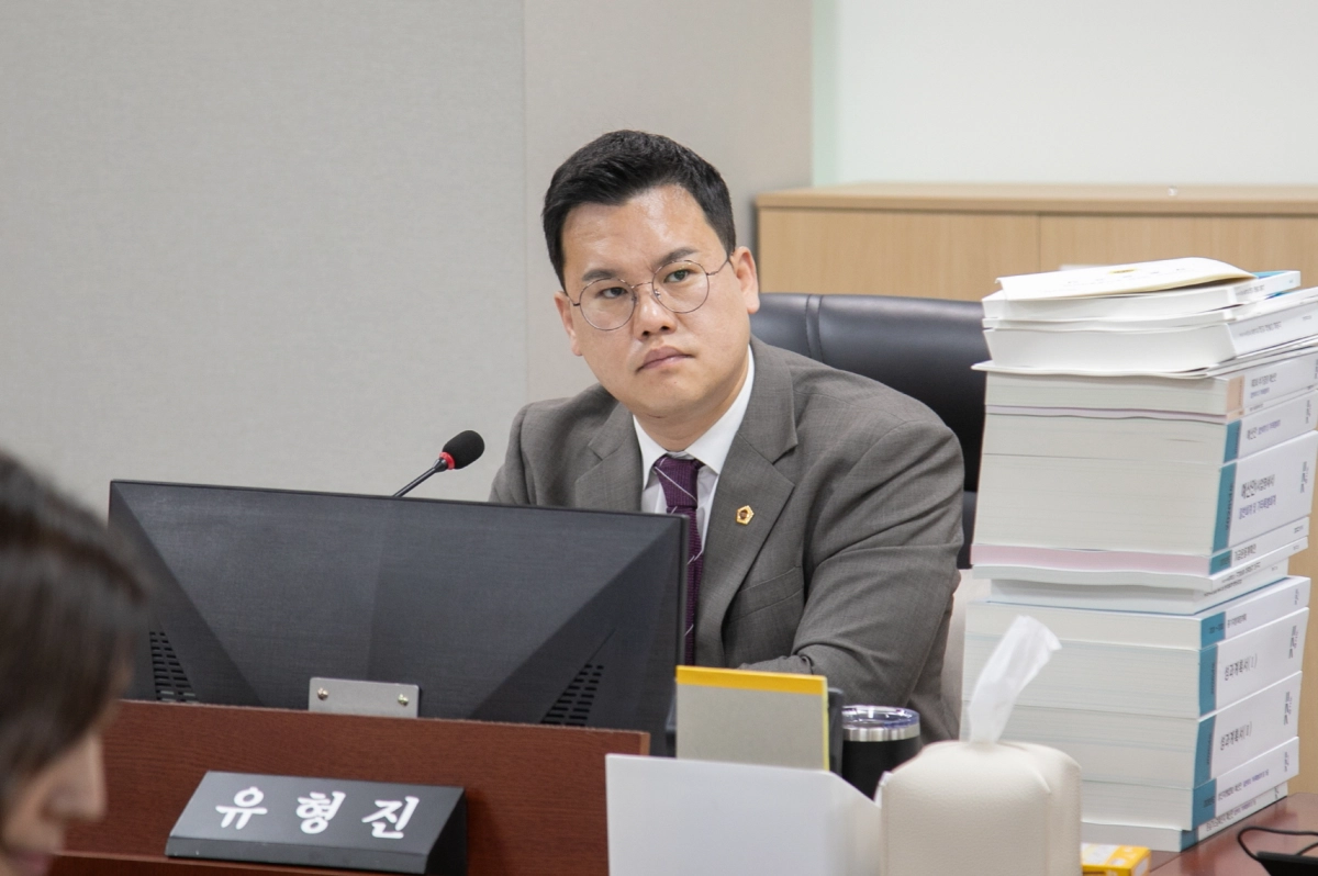 유형진 의원이 11일 예산결산특별위원회 심의에서 질의하고 있다.(사진=경기도의회)