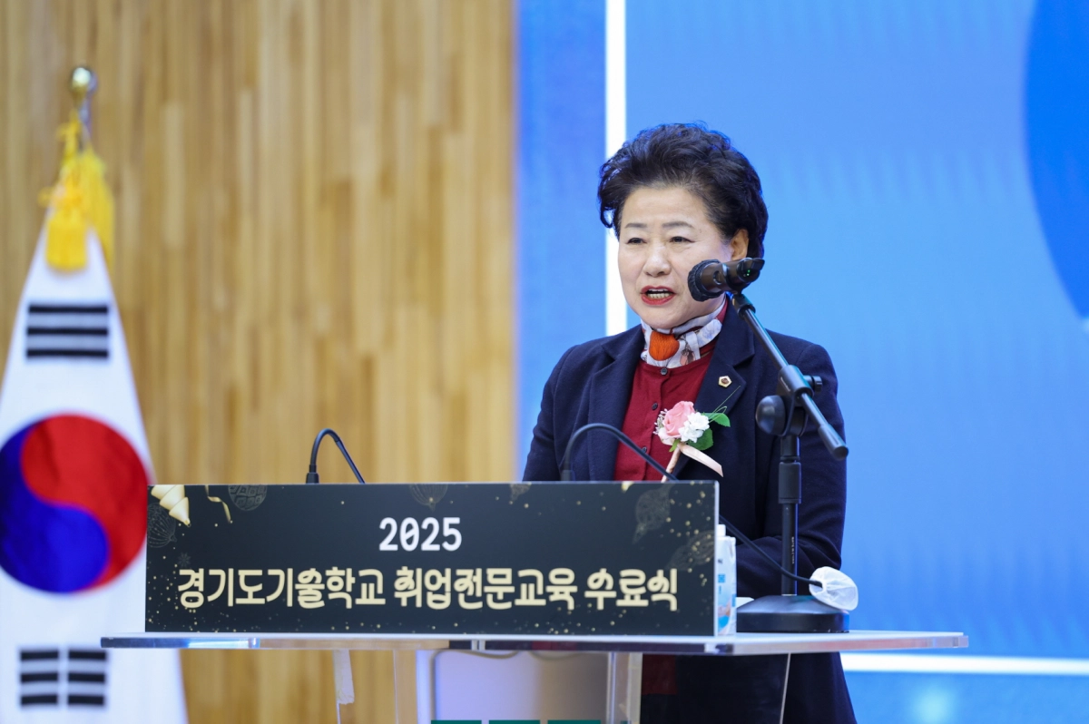 남경순 의원이 12일 경기도농업기술원 농업과학박물관 대강당에서 열린 ‘2025년 경기도기술학교 취업전문교육 수료식’에 참석해 축사를 하고 있다.(사진=경기도의회)