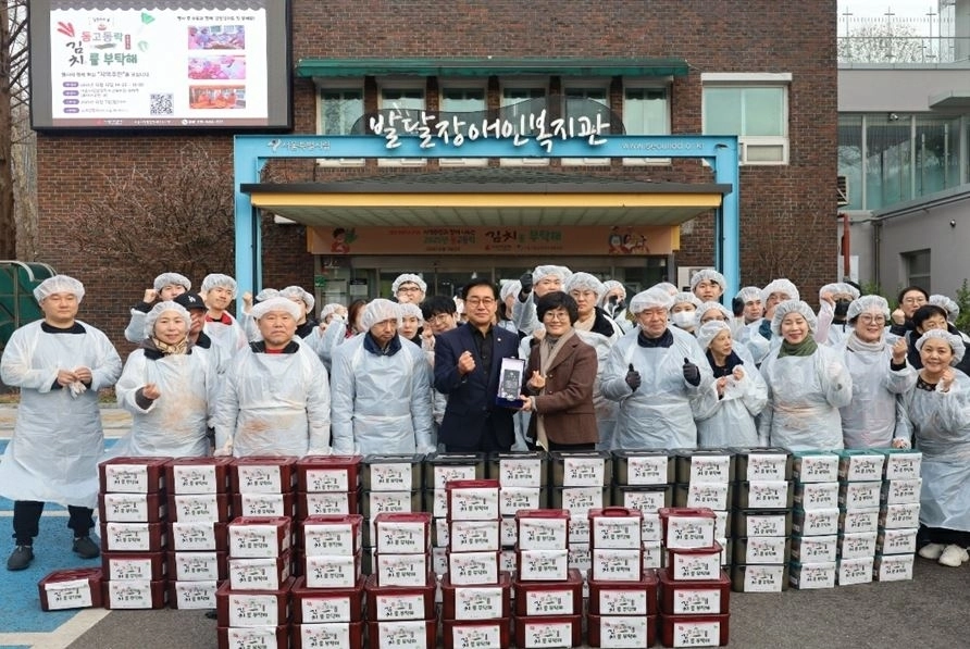 서울시립발달장애인복지관 김장 나눔 행사 봉사자들과 함께 최민규 의원(맨 앞줄 왼쪽에서 다섯 번째)