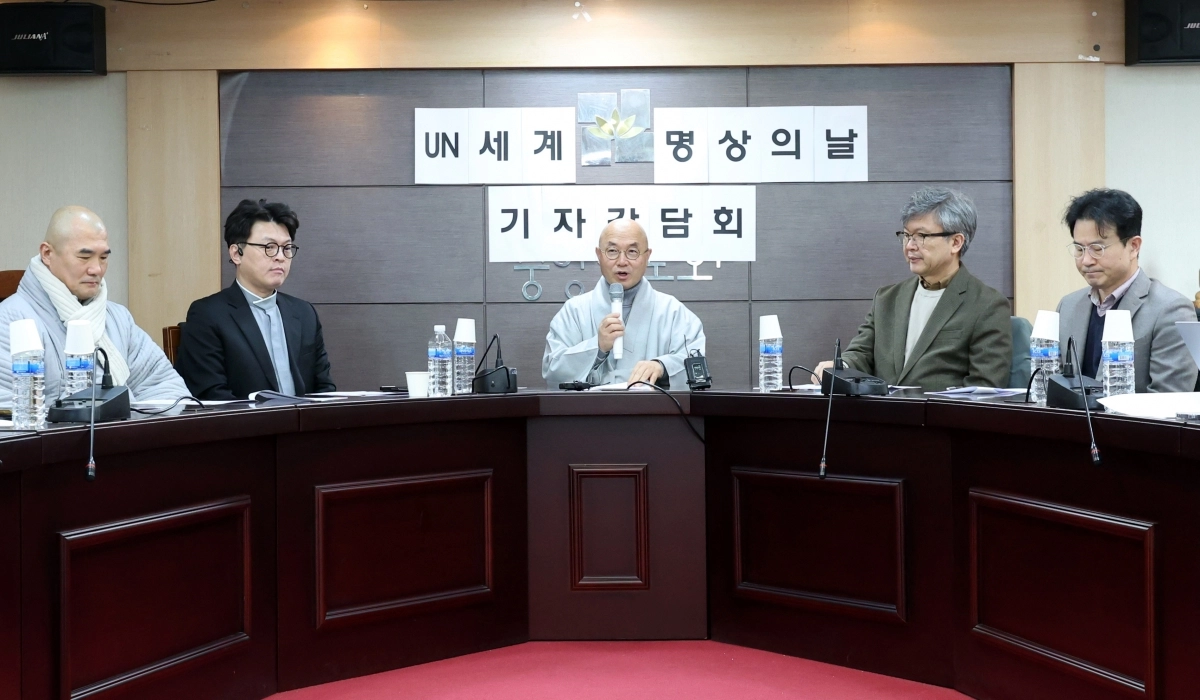 ‘세계 명상의 날’ 한국위원회 집행위원장인 금강 스님(가운데)이 15일 서울 종로구 전법회관에서 행사 관련 내용을 설명하고 있다.  ‘세계 명상의 날’은 지난해 유엔에서 처음 제정됐고, 국내에서 행사가 열리는 건 올해가 처음이다. 뉴시스.