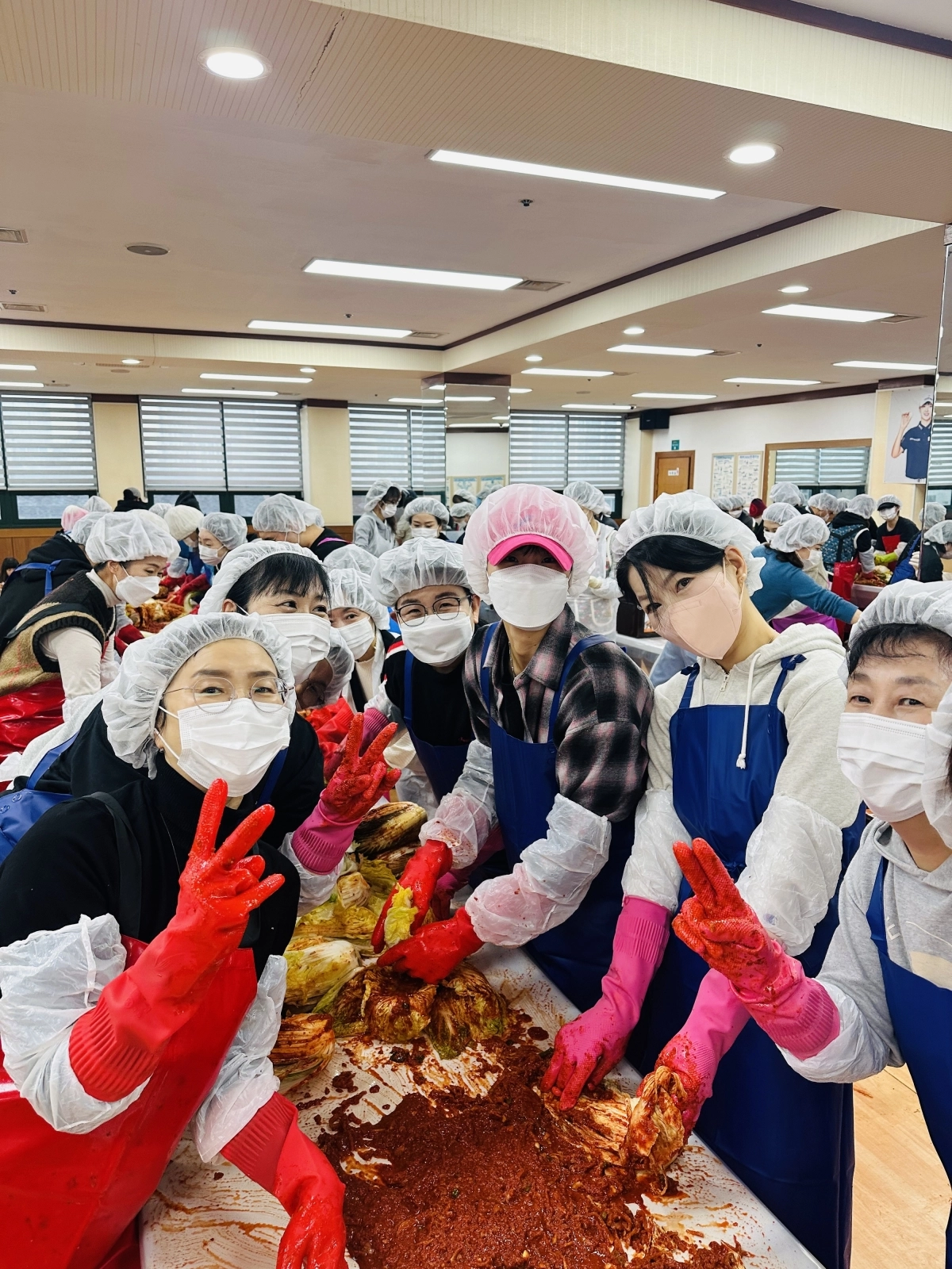 박성현이  팬카페 ‘남달라’회원과 함께 지난 13일 김장 봉사활동을 펼쳤다고 소속사인 세마스포츠마케팅이 15일 밝혔다. 사진은 박성현이 김장봉사활동을 한 뒤 기념촬영하는 모습. 세마스포츠마케팅 제공