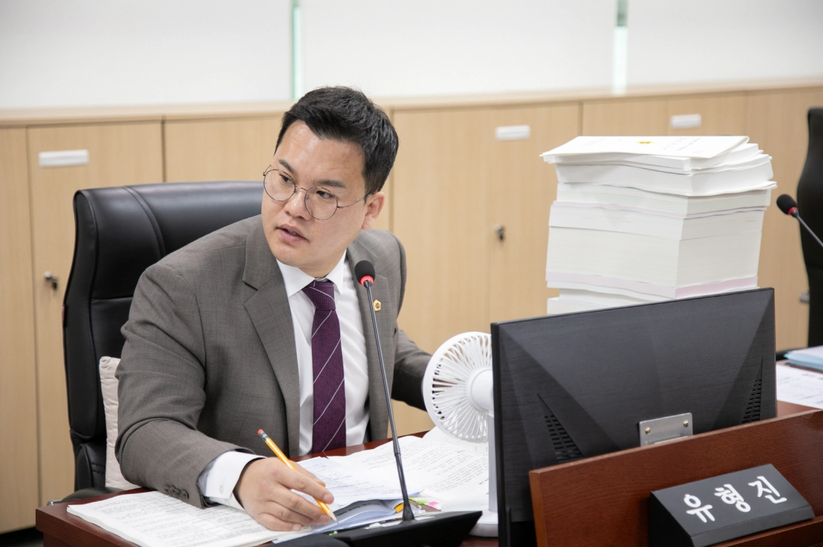 유형진 의원이 10일 예산결산특별위원회 심의에서 질의하고 있다.(사진=경기도의회)