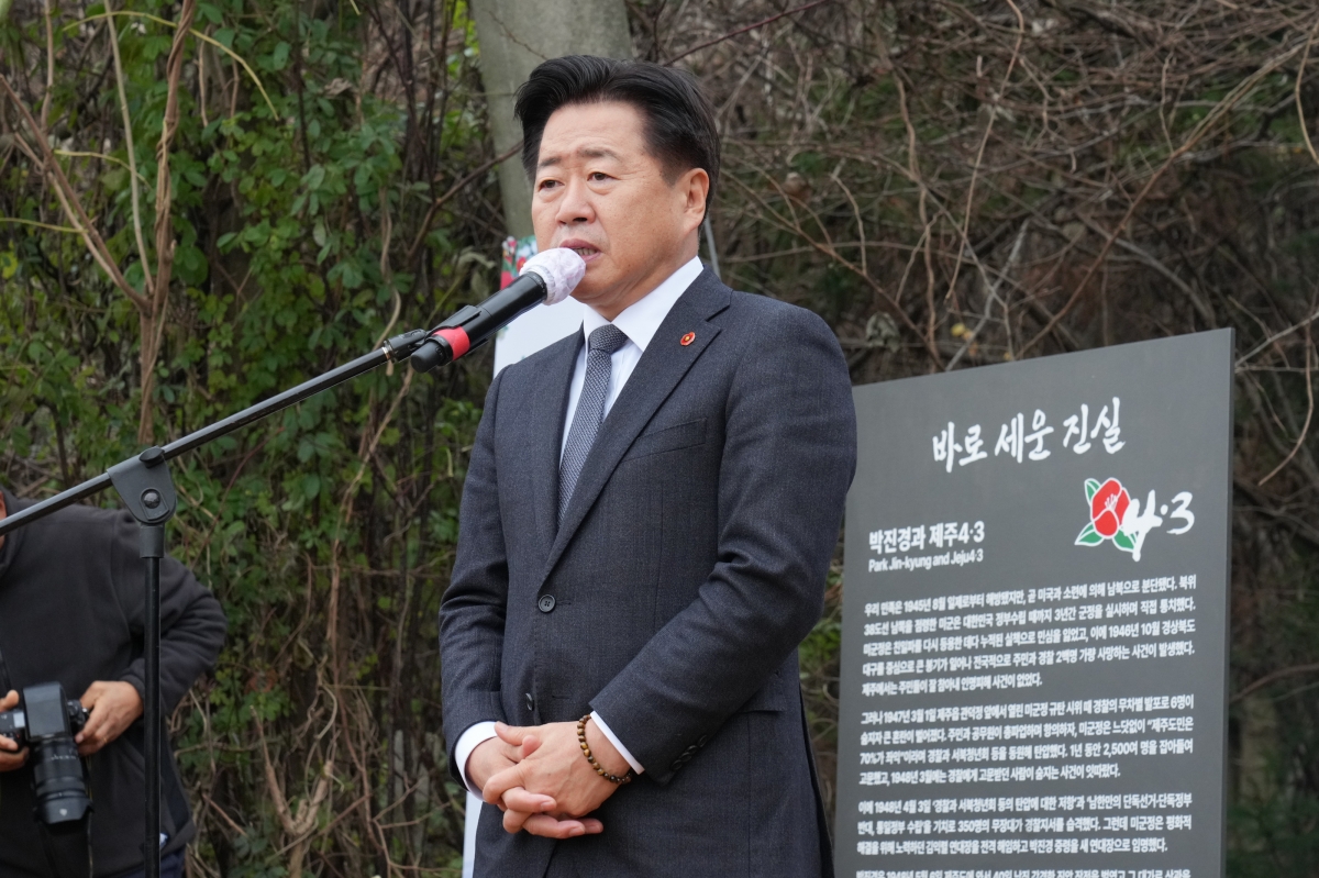 오영훈 제주도지사가 15일 오후 박진경 대령 추도비 옆에 제주4·3의 진실을 담은 ‘4·3 역사 왜곡 대응 안내판’ 앞에서 설치 취지를 설명하고 있다. 제주도 제공