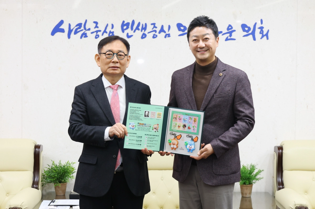 김진경 의장이 김영준 대한결핵협회 경기도지부 회장으로부터 2025년 크리스마스 씰을 전달받은 뒤 기념촬영을 하고 있다.(사진=경기도의회)