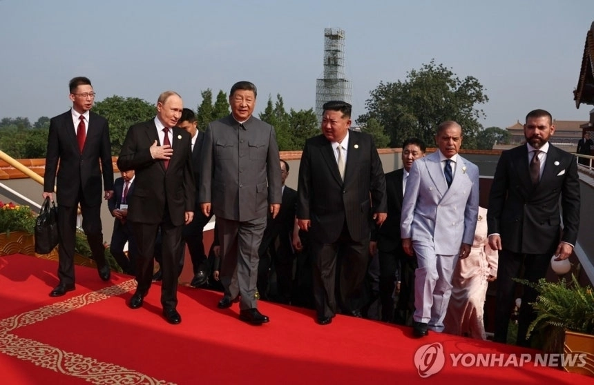 블라디미르 푸틴 러시아 대통령, 시진핑 중국 국가주석, 김정은 북한 국무위원장, 셰바즈 샤리프 파키스탄 총리 및 각국 대표단 수장들이 9월 3일 중국 베이징에서 열린 제2차 세계대전 종전 80주년 기념 군사 퍼레이드에 참석하는 모습. 2025.9.3 EPA 연합뉴스 자료사진