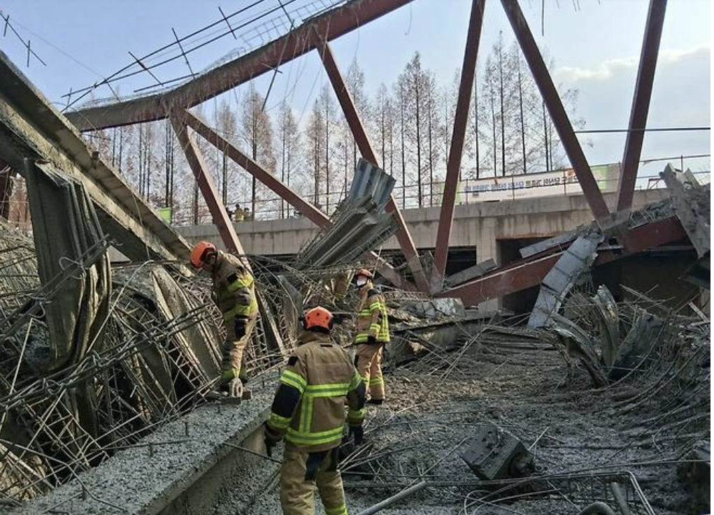 광주광역시 서구 치평동 광주대표도서관 붕괴 현장에서 구조대원들이 현장을 둘러 보고 있다. (광주소방본부 제공)