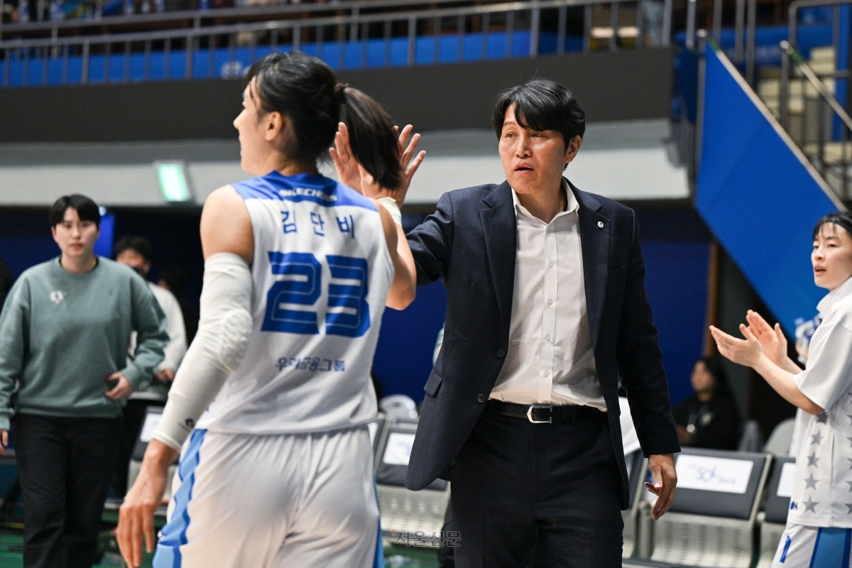 위성우(오른쪽) 아산 우리은행 감독이 14일 인천 도원체육관에서 열린 인천 신한은행과의 경기에서 김단비와 하이 파이브를 하고 있다. 2025.12.14 WKBL 제공