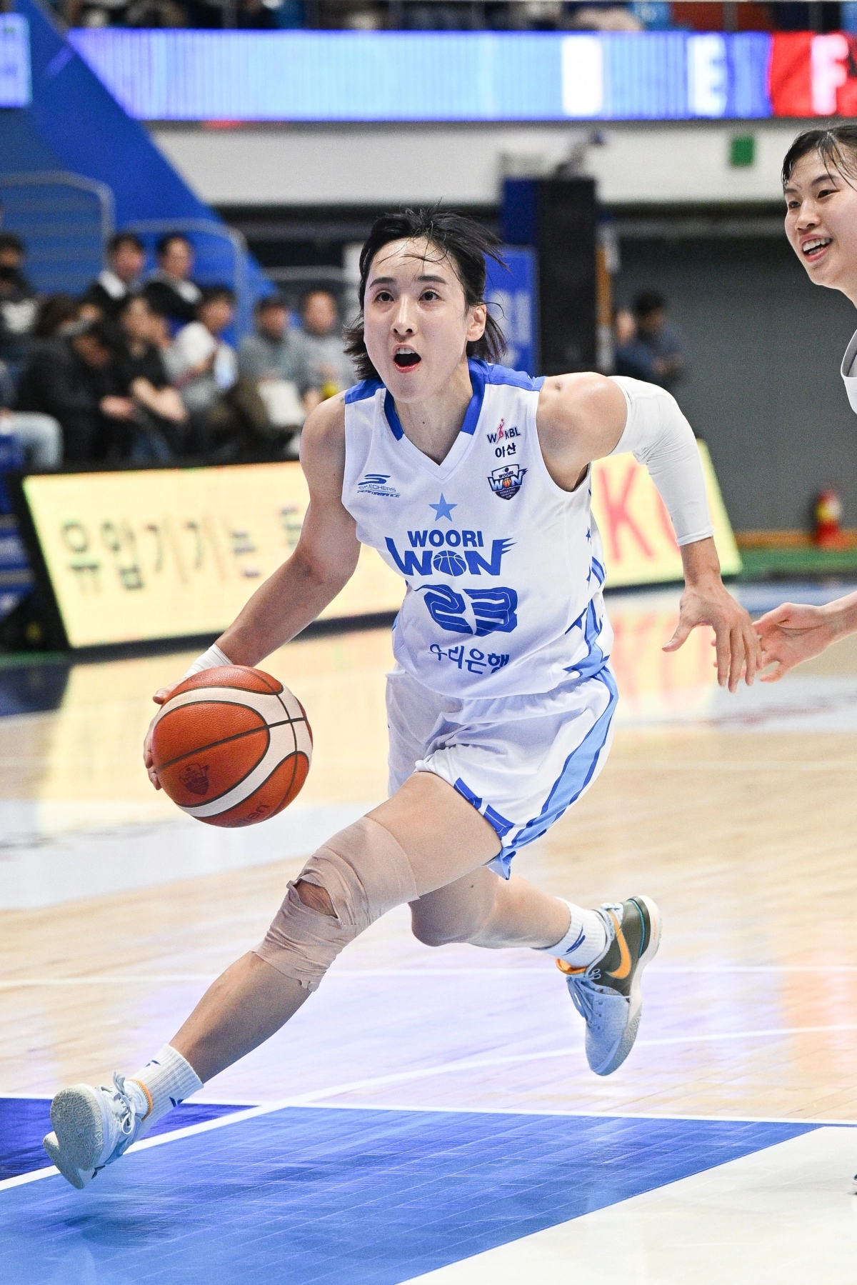 김단비가 14일 인천 도원체육관에서 열린 2025~26 여자프로농구 아산 우리은행과 인천 신한은행의 경기에서 드리블 돌파를 시도하고 있다. 2025.12.14 WKBL 제공