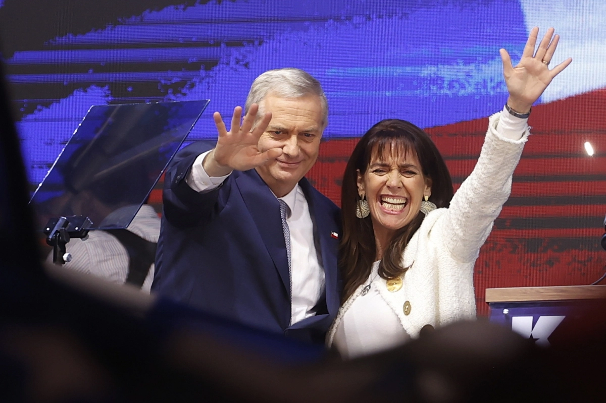 칠레 대통령 선거 결선에서 승리한 극우 성향의 호세 안토니오 카스트(왼쪽) 당선인이 14일(현지시간) 산티아고에서 아내 마리아 피아 아드리아솔라와 ﻿손을 흔들고 있다.﻿  산티아고 EPA 연합뉴스