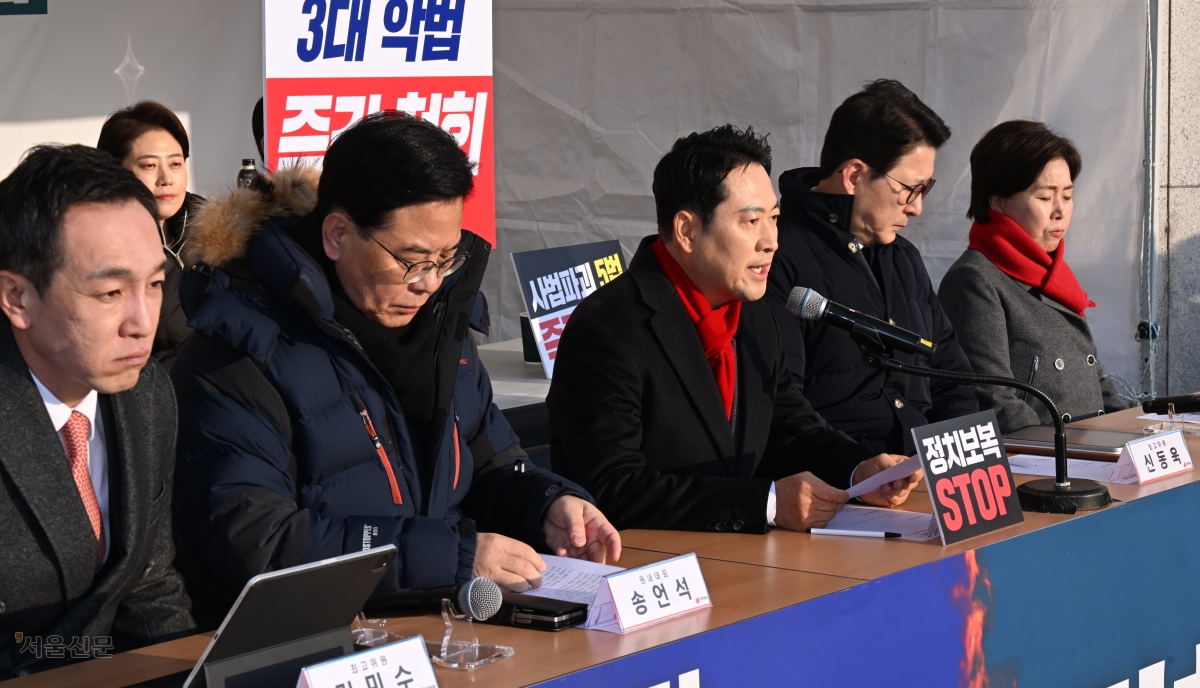 천막 최고위 장동혁 국민의힘 대표가 15일 국회 본관 앞에서 열린 최고위원회의에서 발언하고 있다. 왼쪽부터 국민의힘 김민수 최고위원, 송언석 원내대표, 장 대표, 신동욱 최고위원, 양향자 최고위원. 안주영 전문기자