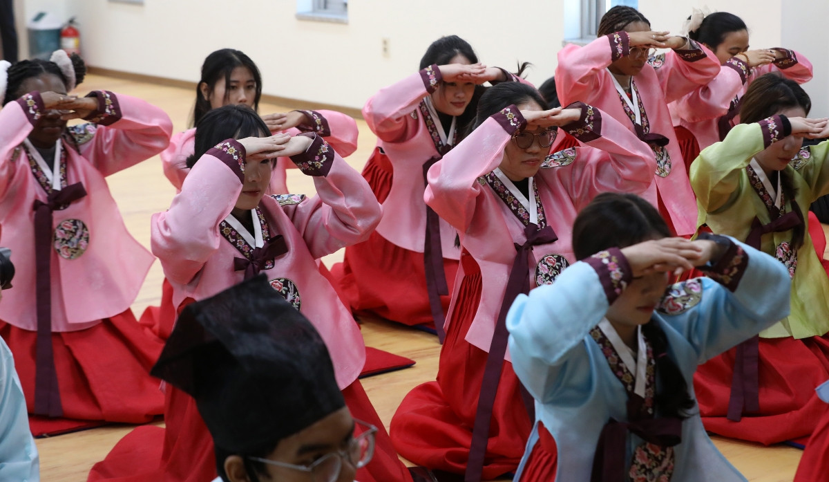 한복 입고 큰절하는 외국인 학생들
