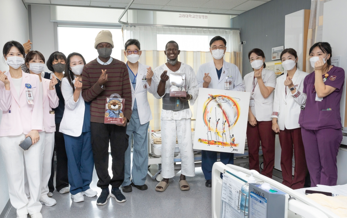 지난 10일 서울 성북구 고려대 안암병원에서 세네갈인 장 피에르(47·왼쪽 일곱 번째)가 아들(왼쪽 다섯 번째)과 의료진들과 함께 퇴원식을 갖고 있다. 만성신부전을 앓던 장 피에르는 현지에서 진행하지 못한 신장이식 수술을 고려대의료원을 만나 진행할 수 있었다. 고려대의료원 제공